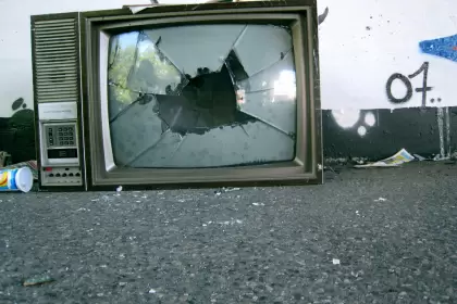 broken_television_by_samgoesdown