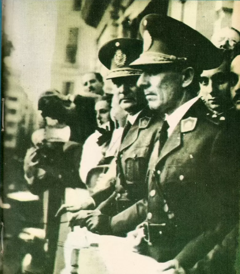 Los generales Arturo Rawson y Pedro Pablo Ramírez saludan a la multitud en Plaza de Mayo el día del golpe de Estado, 4 de junio de 1943.