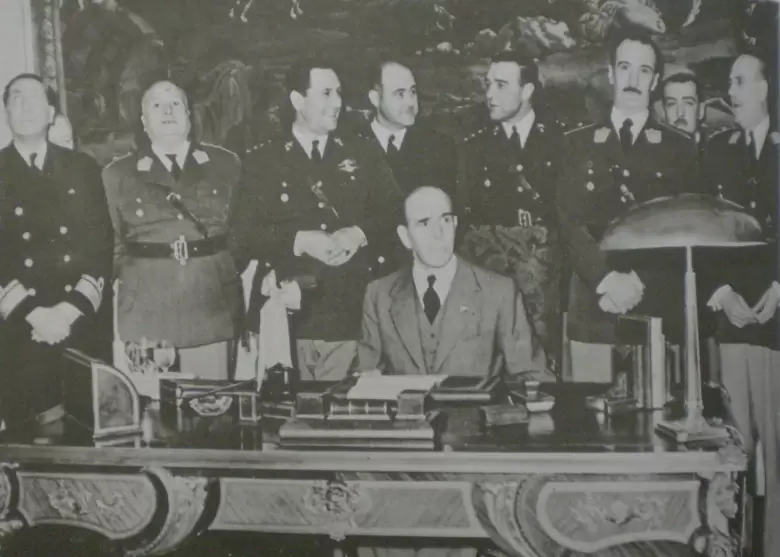 Farrell y su gabinete. En la primera fila: Alberto Tessaire, Diego Mason, Juan Perón, Peluffo y Juan Pistarini