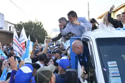Los candidatos Sergio Massa y Axel Kicillof en la caravana de Unión por la Patria.