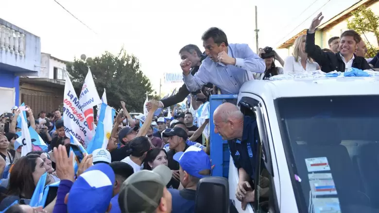 Los candidatos Sergio Massa y Axel Kicillof en la caravana de Unin por la Patria.