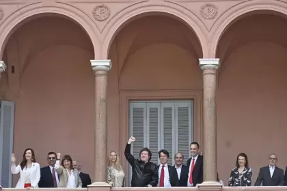 Javier Milei encabezó una reunión de Gabinete y salió al balcón de la Casa Rosada para saludar