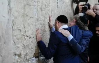 Milei se abraza con el rabino Axel Wahnish frente al Muro de los Lamentos, en Jerusaln.