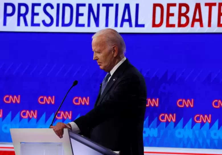 Biden dice que sus viajes al extranjero hicieron que "casi se quedara dormido" durante el debate