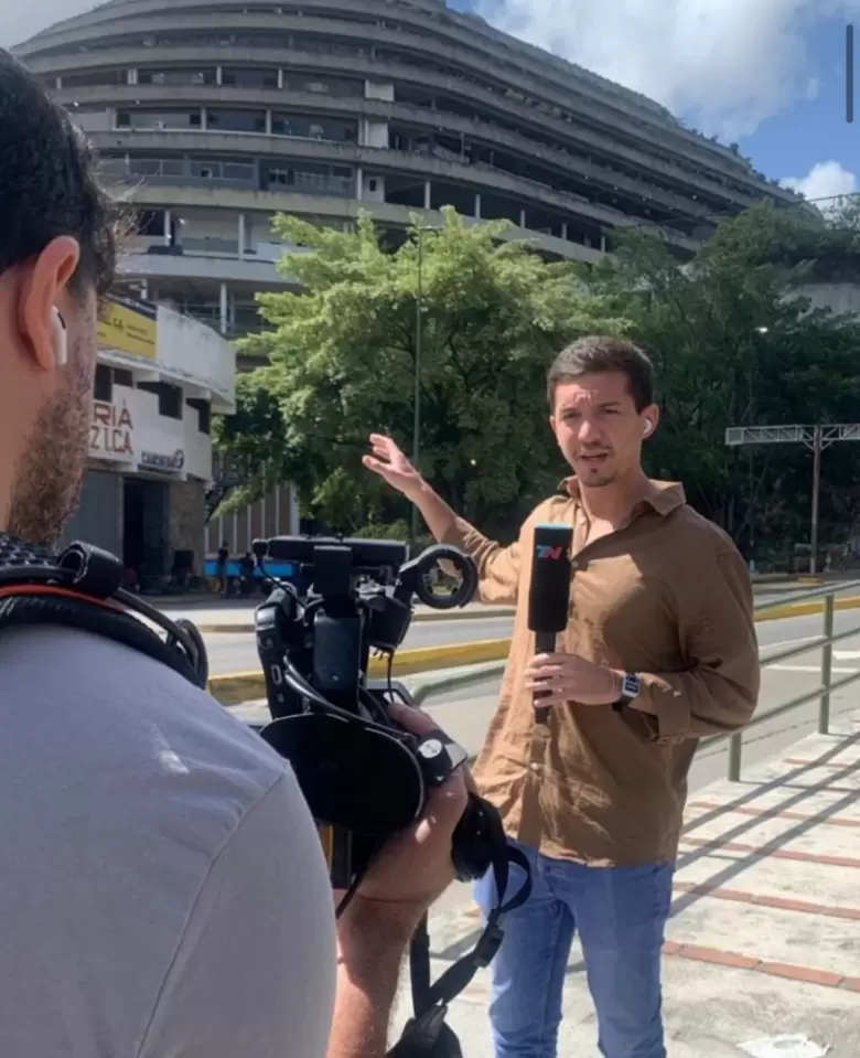 Gonzalo Baez y Federico, su camargrafo, transmiten imgenes para TN desde Caracas.